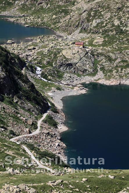 05-Il rifugio Genova Figari tra il lago del Chiotas e il lago Brocan