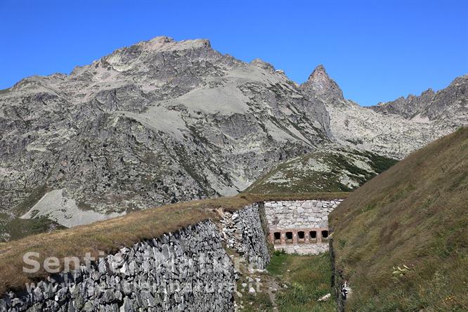 02-Il fossato del forte Pernante con la Rocca dell'Abisso