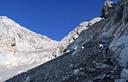 11-Il sentiero CAI n.143 rasenta la base delle rocce nel vallone del Ploto
