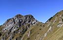 01-Il monte Schenone dalla mulattiera che percorre la cresta est.