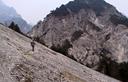 06-Attraversamento di un esteso ghiaione alle pendici del monte Ciavac
