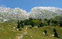 03-Il rifugio Di Brazzà e la forca de lis Sieris sullo sfondo