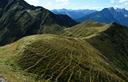 17-Il crinale erboso che dal monte Floriz scende verso forcella Plumbs