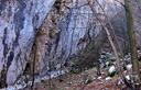 08-La parete rocciosa a ridosso del sentiero lungo il Riu dal Boschet