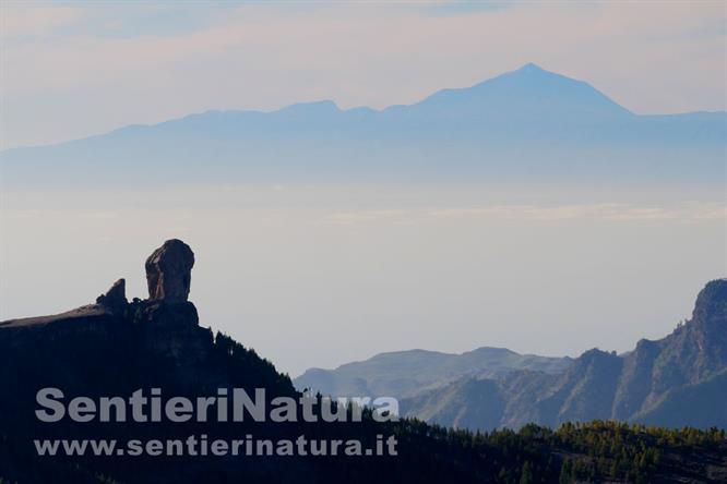 03-L'inconfondibile profilo del Roque Nublo con il Teide sullo sfondo