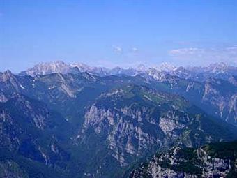 06-Dalla vetta del Valcalda si distinguono le Dolomiti d'oltre Piave e le altre Prealpi Carniche e Clautane