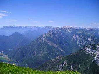 09-Dalla vetta del Valcalda si distingue bene il solco della Val Viellia e il M.te Frascola