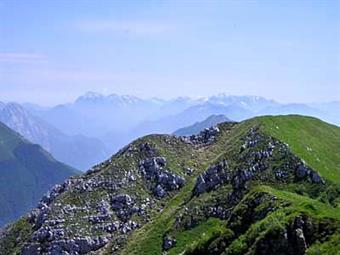 10-Dalla cima del Valcalda verso est si distingue il Montasio, il Canin e altre cime delle Giulie