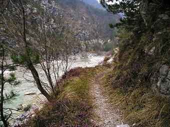 02-Il comodo sentiero 417 che risale la valle del torrente Glagnò