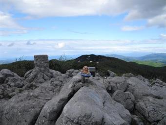 Dopo una sosta ristoratrice, seguendo l'indicazione Golaki verso destra, imbocchiamo il sentiero 1 che in circa 30 minuti con alcuni tratti ripidi ci porta alla vetta del Mali Golak 1495 metri, conosciuto anche come Monte Calvo, che risulta essere la cima