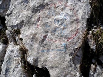 districandosi tra enormi massi, si aggira la parete fino a che non sarà visibile (poco più in 	basso), un altrettanto 	inconfondibile larice solitario (facilmente identificabile, sebbene sia 	alto poco più di tre metri, anche dalla cima del Viliki Rop), i