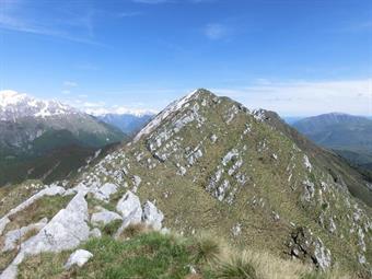 Il cielo è terso, il vento a tratti forte, il Kanin sembra raggiungibile con un sol balzo, ma anche il Cavallo non pare lontano. Le prime visioni verso Bovec e il Triglav sono emozionanti. La prospettiva non è mai uguale ed ogni risalita, seppur piccola, 