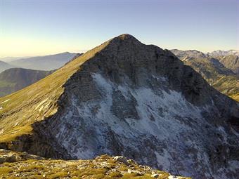 Tolminski Kuk (2085 m), Zeleni Vrh (2052 m) e Mali Vrh (2015 m) da Tolminske Ravne