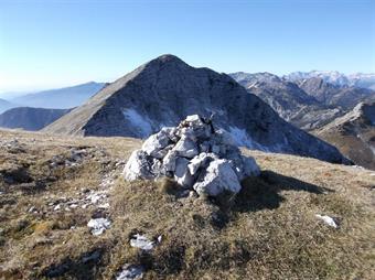 Sbuchiamo infine sull'ampia vetta dello Zeleni Vrh, meta raggiunta lo scorso mese, partendo però dalla remota Koca na planini Stador.