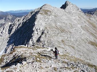 Lungo il roccioso versante orientale scendiamo quindi alla sottostante angusta forcella di quota 1975.