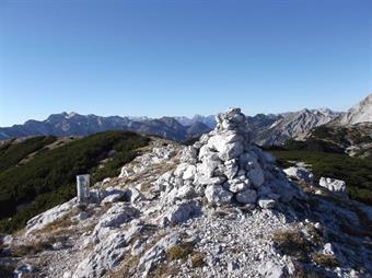 La vetta del Tolminski Migovec, nonostante non raggiunga i 2000 metri, risulta dal libro di vetta la più frequentata della zona.