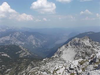 Sotto di noi il Bohinjsko Jezero s'intravvede nella foschia.