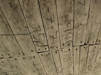  Diverse iscrizioni, alcune recenti ed altre piuttosto datate, si trovano proprio sul soffitto del porticato e l'escursionista paziente può divertirsi a decifrarle durante la sosta.