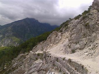 Il tratto detritico lungo il sentiero CAI 418 rappresentato nella foto 24 dell'Anello dei borghi di Moggio da Moggio Alto, nelle condizioni attuali.