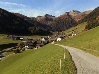 AVVICINAMENTO: Da Bruneck/Brunico raggiungiamo Sand in Taufers/Campo Tures e  Luttach/Lutago, primo paese dell'Ahrntal/Valle Aurina, dove svoltando a sinistra, raggiungiamo in breve Weissenbach/Riobianco nell'omonima vallata, lasciando l'auto nei pressi d