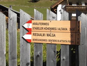 Dall'alpeggio il Kräuterweg/Sentiero delle Erbe, prosegue lungo lo sterrato alla volta di Weissenbach/Riobianco, raggiungendo il maso Schiener a monte dell'abitato dopo alcune ampie svolte, ed esaurendosi, dopo aver percorso in discesa la Kirchgasse, nell