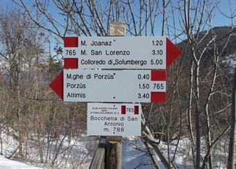 A breve distanza dal piccolo edificio, un cartello informa sulla recente segnalazione del sentiero CAI 765, inaugurato nel maggio 2015 dalla Sottosezione di Faedis, collegante Colloredo di Sofumbergo ad Attimis.