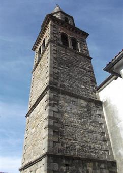 Il campanile originariamente merlato, come tante altre chiese della zona, rifatto in stile aquileiese dal muratore Valentin Vuga, il cui volto risulta impresso nella parte anteriore, è stato per un periodo luogo di ritrovo dei curiosi locali, a causa di u