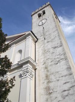 Le abitazioni recentemente ristrutturate, sono collocate concentricamente intorno alla chiesa parrocchiale di Sv. Martin/S. Martino, la più grande della Goriška Brda, in stile barocco, con il caratteristico campanile merlato, ricavato secondo la tradizion
