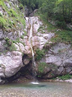 Dal primo salto, denominato Sopot, il sentiero segnalato con un ulteriore ponticello conduce in breve all'ancor più suggestiva Slap Krampež, originata dalle acque cristalline del torrente Sušec.