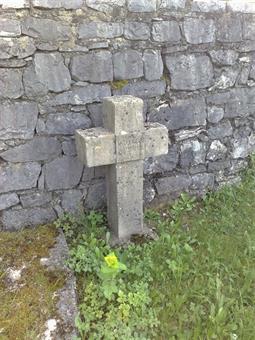 Al suo interno sono sepolti oltre 1100 caduti austroungarici, provenienti dal Feldlazarett /Ospedale da campo n°1, realizzato nel 1915 nei pressi della  chiesa di Sv.Tilna/S. Egidio.