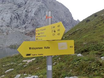 Costeggiandone la sponda orientale lungo il CAI 144, raggiungiamo in breve il Bimbaumertörl, dove giunge l'ÖAV 403, proveniente dal Passo Giramondo e dalla sottostante Obere Wolayer Alpe.