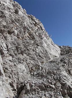 Lasciata la cima principale della Creta delle Chianevate riprendiamo la via del ritorno, scendendo con un pò d'attenzione all'intaglio precedente, dove ritroviamo le attrezzature utilizzate all'andata.
