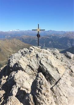 A breve distanza sul cimotto austriaco denominato Porze (2599), raggiungibile brevemente tramite un sentierino, troneggia invece una maestosa croce fornita di libro vetta.