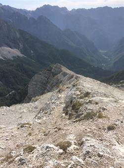 I meno preparati possono quindi rientrare al Passo Vršič, percorrendo a ritroso la via di salita, evitando la deviazione alla Šitna Glava.