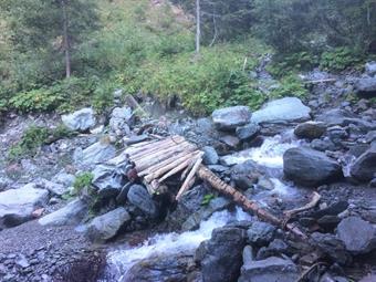 Le varie passerelle presenti in passato sul torrente Val Carnia risultano scomparse od inservibili ed è necessario effettuare qualche guado a volte avventuroso sull'impetuoso corso d'acqua.