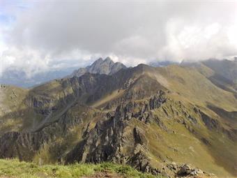 Dalla vetta il panorama risulta straordinario con il Monte Antola verso levante.