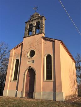 Una breve risalita conduce all'altura dove si trova la rosea chiesetta dedicata a S. Halaena/S. Elena Imperatrice, risalente al XIX Secolo, con il campanile a vela a doppia luce.