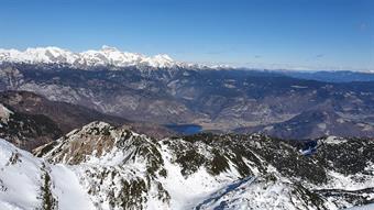 Il panorama dalla vetta è spettacolare e spazia su gran parte delle alpi Giulie.