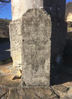Sotto uno dei pilastri posti all'entrata dell'abitato si trova la stele commemorativa del 3° Reggimento Genio Minatori - 4^ Sezione Ciclisti.