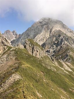 Il tratto successivo fino ad un roccione, inclinato sulla sottostante conca alpestre, è caratterizzato dalla presenza di alcuni cocuzzoli, agevolmente superabili.