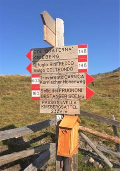 Alcune centinaia di metri ci separano dal Passo Silvella, dove si trovano le indicazioni sui percorsi della zona.