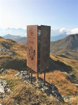 Nei pressi della quota 2564, si trova un cippo commemorativo in ferro, relativo all'intersezione dei tre confini (Cadore, Ost Tirol ed Alto Adige), posizionato nel settembre 2018.
