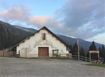 AVVICINAMENTO: Da Sappada scendiamo in Comelico Superiore e, percorrendo la Val di Padola, al bivio per la Val di San Valentino svoltiamo a destra, arrivando con una stretta rotabile parzialmente dissestata alla Malga Coltrondo.