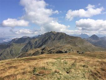 A levante si nota chiaramente il gruppo dell'Eisenreich/Montagna del Ferro.