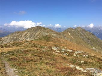 Dalla panoramica vetta ci dirigiamo verso il gruppo dell'Hollbruckerspitze/Cima di Pontegrotta.