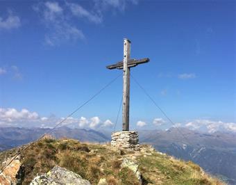 Ritornando sul versante orientale, il sentiero conduce in breve con alcune svolte all'Hollbruckerkreuz (2581), fornita di una nicchia con il libro firme sul basamento in pietra.