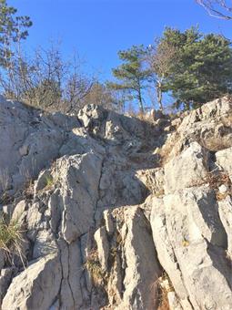 Dirigendosi verso un'altra garitta abbandonata dei graniciari, il sentiero risale alcuni roccioni, raggiungendo la zona sommitale.