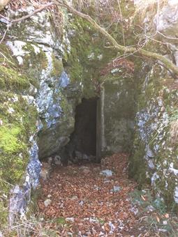 Il sentiero segnalato prosegue con alcune svolte ravvicinate, rasentando l'ingresso blindato di una caverna ed una postazione ben conservata.