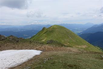 Il cocuzzolo erboso del Windschaufel visto da ovest