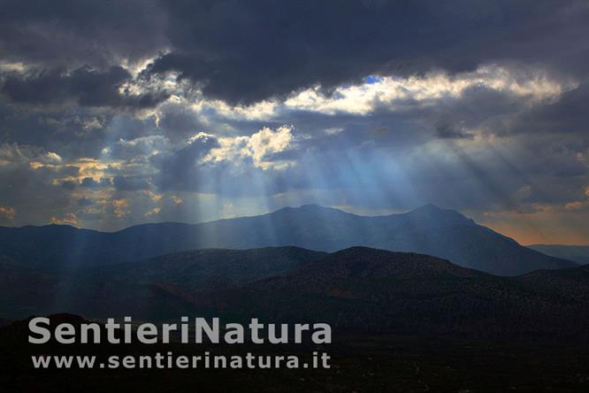 01-Raggi di luce illuminano i monti del Supramonte
